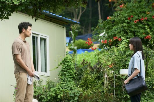 ❷염미정은 수상한 이방인 구씨에게 자신을 ‘추앙하라’고 한다. 스튜디오 피닉스, 초록뱀미디어, SLL 제공