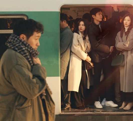 계란의 흰자에 해당하는 경기도에 사는 염미정 등 삼 남매는 매일의 출퇴근이 고역이다. 스튜디오 피닉스, 초록뱀미디어, SLL 제공