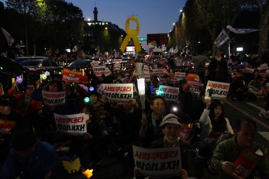 ‘민주정부건설 내란세력청산 촛불대행진’이 2025년 5월7일 저녁 서울 서초구 대법원 옆 도로에서 열려 참석자들이 손팻말과 응원봉을 든 채 구호를 외치고 있다.