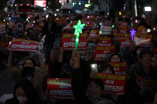 ‘민주정부건설 내란세력청산 촛불대행진’이 2025년 5월7일 저녁 서울 서초구 대법원 옆 도로에서 열려 참석자들이 손팻말과 응원봉을 든 채 구호를 외치고 있다.