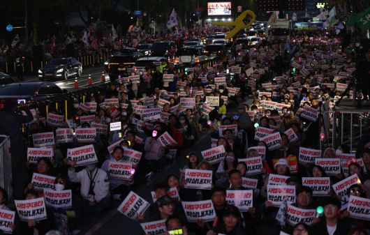 ‘민주정부건설 내란세력청산 촛불대행진’이 2025년 5월7일 저녁 서울 서초구 대법원 옆 도로에서 열려 참석자들이 손팻말과 응원봉을 든 채 구호를 외치고 있다.