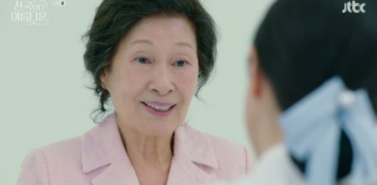 ‘천국보다 아름다운’에서 주인공 해숙(김혜자)이 천국 입주 전 상담을 받는 모습. 제이티비시(JTBC) 제공