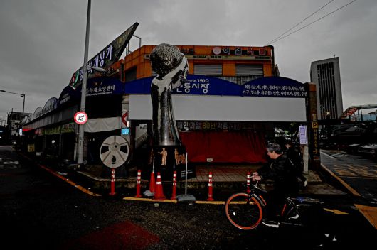‘어질게 살라’는 뜻인 양동시장이 5·18 사적지 제19호다. 시민군에게 주먹밥 등 음식물과 생필품 등을 제공한 대표적인 장소였다. 사적비 옆에 주먹밥을 든 손 조형물이 세워져 있다. 주먹밥은 연대와 나눔을 상징하는 광주의 대표 음식이다. 5월이면 시민들이 길거리에서 주먹밥을 나누며 그날의 정신을 되새기고 있다.