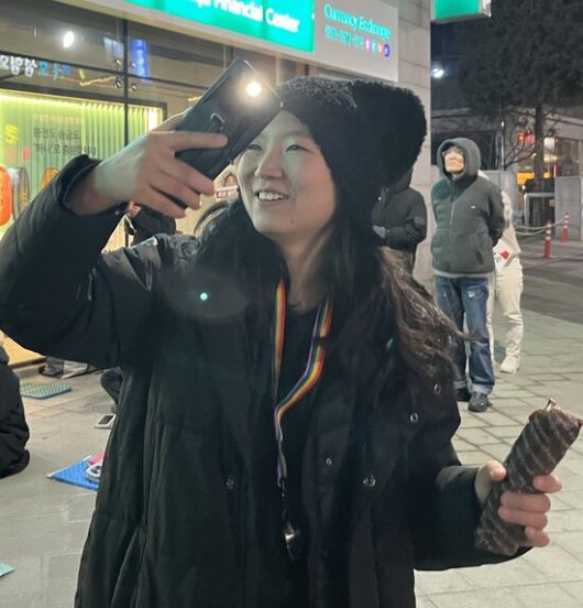 김서희씨가 2025년 1월15일 전북 전주의 오픈마이크에서 자신의 입양당사자 정체성을 발언한 뒤 홀가분한 표정으로 사진을 찍고 있다. 본인 제공