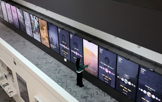 벽면에 1960년부터의 민주화운동을 정리한 디지털 미디어 패널이 세워졌다. 터치스크린 방식으로 장소와 노래, 물품 등을 체험할 수 있다.