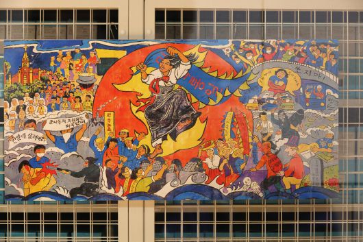 민주화운동 사료 60만 건도 수장고에 보관돼 있다. ‘해방의 햇새벽이 떠오를 때까지 하나되어 나아가세!’(생산자: 민족미술협의회 산하 여성미술분과 회원들, 1987년, 김종길 기증, 80*100)