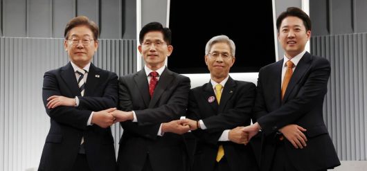 2025년 5월23일 서울 영등포구 한국방송(KBS) 본관 스튜디오에서 열린 중앙선거방송토론위원회 주관 제21대 대통령 선거 2차 후보자 토론회 시작에 앞서 대통령 후보들이 기념사진을 찍고 있다. 왼쪽부터 이재명 더불어민주당 후보, 김문수 국민의힘 후보, 권영국 민주노동당 후보, 이준석 개혁신당 후보. 국회사진기자단