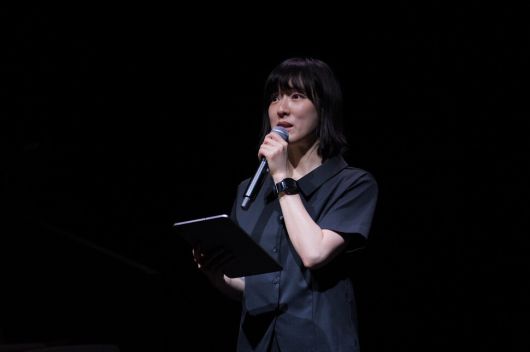 행사 사회를 맡은 가수 겸 책방지기 요조. 따뜻한 환대의 인사말을 하고 있다. ⓒIVE Corp.