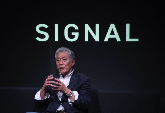 우치다 다쓰루가 2025년 5월28일 서울 강서구 엘지아트센터에서 강연하고 있다. 오랜 수련으로 단련된 강인해 보이는 손을 적극적으로 사용하면서 온몸으로 에너지를 전달했다. ⓒIVE Corp.