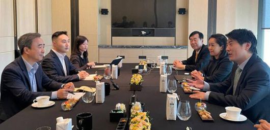 임문영 더불어민주당 선거대책위원회 디지털특별위원장(맨 왼쪽)이 2025년 5월26일 서울 광화문 포시즌스호텔에서 챗지피티 개발사인 미국 오픈에이아이의 제이슨 권 최고전략책임자와 회동하고 있다. 연합뉴스