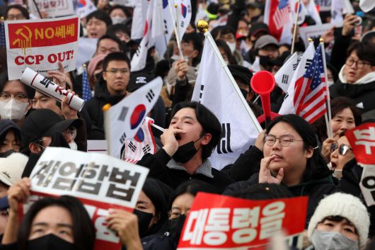 내란죄 피의자 윤석열의 구속영장실질심사가 열린 2025년 1월18일 서울 마포구 서울서부지법을 둘러싼 윤석열 지지자들이 구호를 외치고 있다. 한겨레 김영원 기자 forever@hani.co.kr