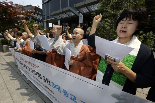 대한불교조계종 사회노동위원회와 천주교 서울대교구 노동사목위원회, 한국기독교교회협의회 교회와사회위원회 등 3대 종교인들이 2025년 5월27일 오후 서울 서초구 양재동 SPC 본사 앞에서 SPC 산재사망 노동자를 추모하고 ‘살인기업’을 규탄하는 기자회견을 하고 있다. 김명진 기자