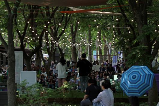 숲속무대에서는 ‘정원작은음악회’가 열려 관람객들이 노래를 감상하고 있다.