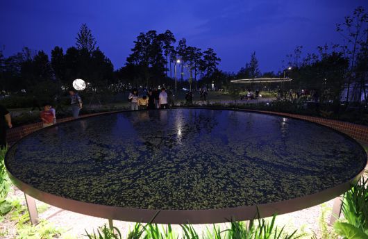 김기한 작가의 ‘더라스트 밀’(The Last Meal). 작가는 작품에 대해 “악화된 환경에서도 번성하는 개구리밥을 식재하여 정원 관람객들에게 점차 확대되는 육식 문화가 조장하는 생태적 붕괴 상태에 비판적 시각을 제시하고 자연의 생명력과 회복력을 상기시킨다”고 설명한다.