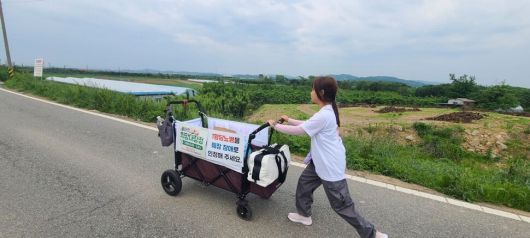 의료사각지대에 놓인 1형당뇨인 현실을 알리기 위해 9살 율아가 아버지 박근용씨와 함께 세종에서 서울까지 도보 행진을 하는 모습. 사진 박근용씨 제공