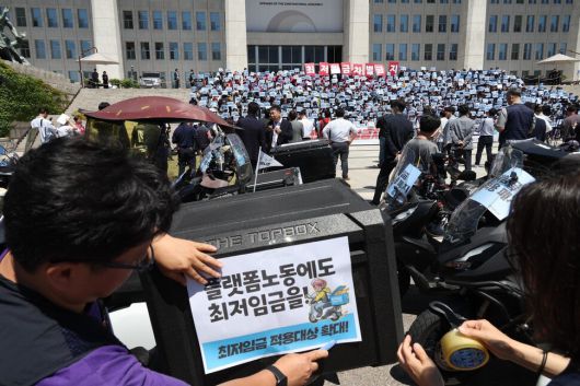 한국노총·민주노총 등 양대 노총과 모두를위한최저임금운동본부가 2024년 6월3일 국회 본청 앞 계단에서 제22대 국회 1호 노동법안으로 ‘최저임금 차별금지법’ 제정을 촉구하고 있다. 한겨레 강창광 선임기자