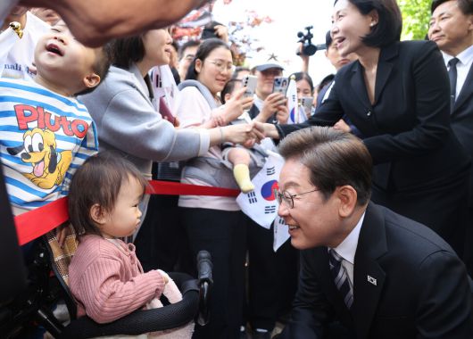 이재명 대통령이 2025년 6월4일 오전 인천 계양구 자택 앞에서 주민들과 인사하고 있다. 대통령실사진기자단