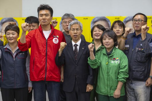 민주노동당 권영국 대선후보를 비롯한 사회대전환 선거대책위원들이 2025년 6월4일 서울 구로구 민주노동당 당사에서 열린 제21대 대선 결과 입장 발표 기자회견을 마친 뒤 기념 촬영을 하고 있다. 연합뉴스