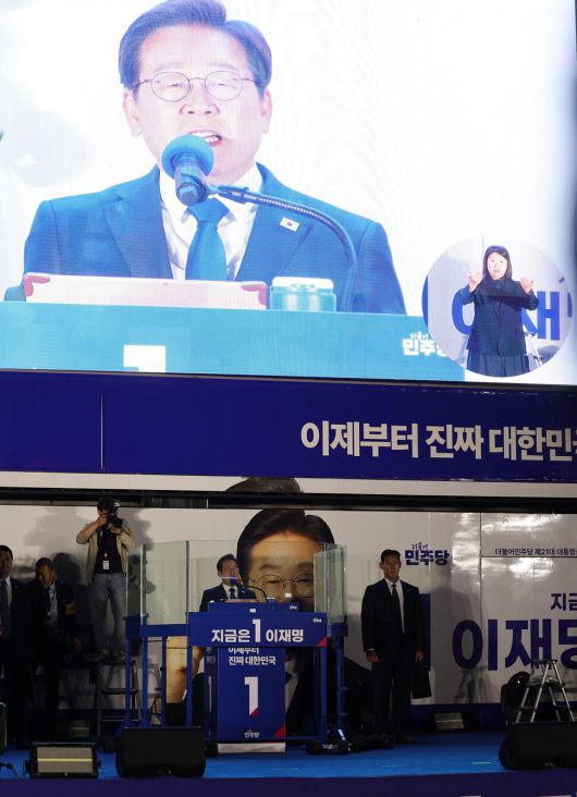 제21대 대통령 당선이 확실시되는 이재명 더불어민주당 대선 후보가 2025년 6월4일 새벽 서울 여의도 국회 앞에서 당 주최로 열린 국민개표방송 행사에 참석해 연설하고 있다. 이종근 선임기자