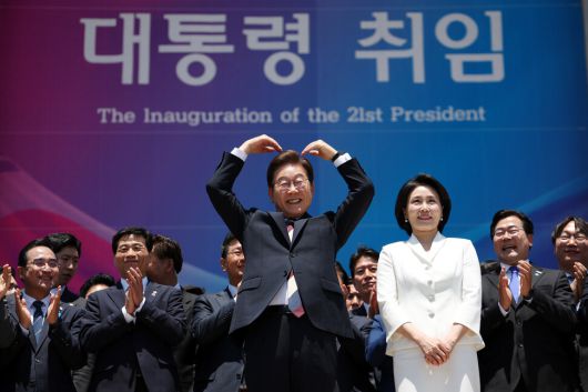 이재명 대통령이 2025년 6월4일 오전 서울 여의도 국회의사당 중앙홀에서 취임선서를 마치고 나와 잔디광장에 모인 시민들을 향해 하트를 만들어 보이고 있다.