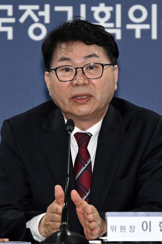 ‘기본소득 설계자’로 불리는 이한주 국정기획위원회 위원장이 2025년 6월16일 서울 종로구 정부서울청사 창성동 별관에서 열린 1차 전체 회의에서 발언하고 있다. 공동취재사진