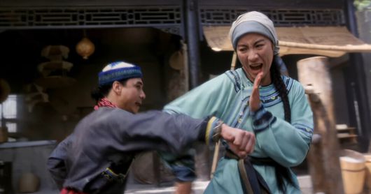 영화 ‘영춘권’ 에서 엄영춘은 다양한 손기술로 상대방을 제압한다. 영화 ‘영춘권’ 화면 갈무리