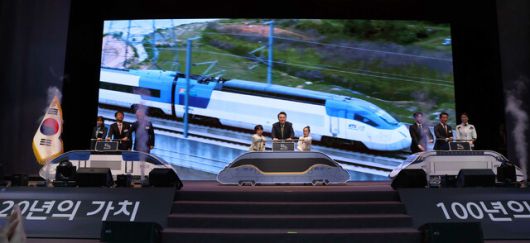 윤석열 대통령이 2024년 4월1일 대전 동구 한국철도공사 본사에서 열린 KTX 개통 20주년 기념식에서 참석자들과 함께 축하 의식을 하고 있다. 대통령실사진기자단