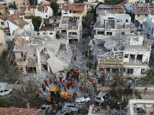 2025년 6월14일 이란이 발사한 탄도미사일로 파괴된 이스라엘 텔아비브 인근 주택가에서 구조요원들이 구조 작업을 하고 있다. EPA 연합뉴스