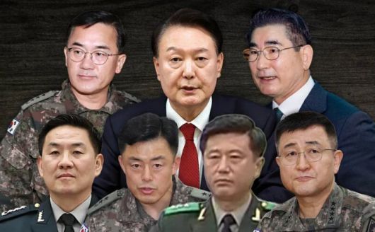 여인형 방첩사령관(뒷줄 왼쪽), 이진우 수방사령관(앞줄 왼쪽), 문상호 정보사령관(앞줄 왼쪽에서 두번째), 박안수 육군참모총장(앞줄 왼쪽에서 네번째) 한겨레 자료사진