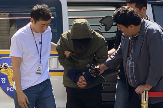 2025년 6월1일 전남 진도항에서 아내와 자녀들을 살해한 혐의로 체포된 40대 남성 지아무개씨가 광주지방법원에서 열린 구속 전 피의자 심문(영장실질심사)에 출석하고 있다. 연합뉴스