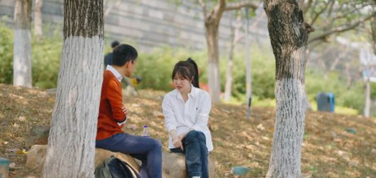 중국의 사회인류학자 샹뱌오(왼쪽)가 좌절감을 겪고 있는 청년 잉신과 대화하는 모습. 텐센트 뉴스 영상 갈무리