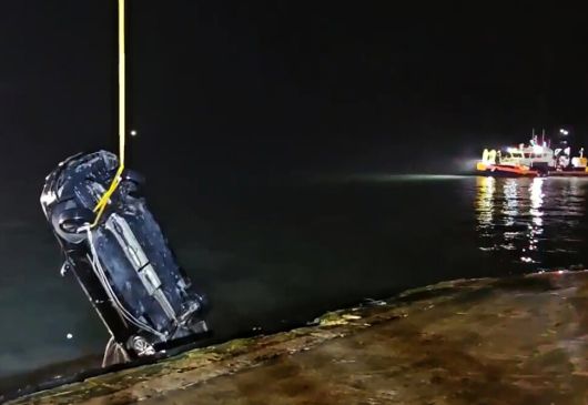 지씨 일가족이 탑승한 채 전남 진도군 진도항 바다로 추락한 차량이 2025년 6월2일 인양되고 있다. 아내와 고등학생 자녀 2명은 숨졌다. 목포해양경찰서 제공