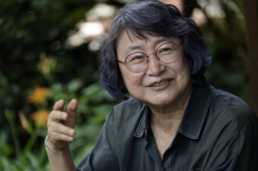 2025년 6월23일 오후 서울 마포구 공덕동 한겨레신문사에서 ‘유숙열의 뉴욕 페미니즘 리포트’의 저자 유숙열 이프북스 대표가 한겨레21과 인터뷰하고 있다. 김명진 기자