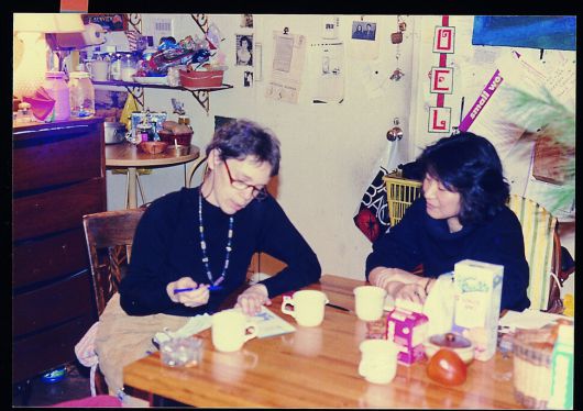 페미니스트 혁명을 주장하는 ‘레드스타킹 선언’을 발표한 1960~1970년대 래디컬(급진적) 여성운동의 전위그룹 ‘레드스타킹’의 캐시 새러차일드와 유숙열. 유숙열 제공