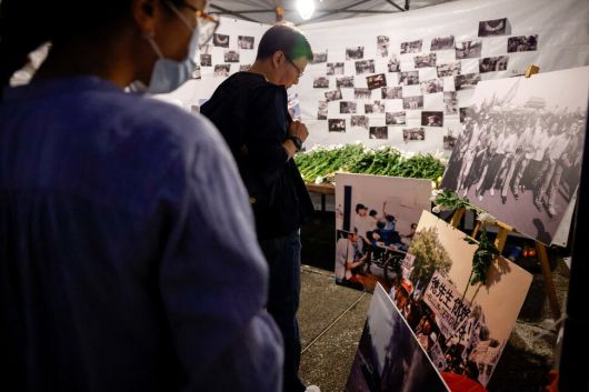 2025년 6월4일 대만 시민들이 천안문 사태 36주기를 맞아 타이베이 민주광장에 설치된 희생자 추모 분향소에서 1989년 당시 시위 사진을 보고 있다. REUTERS