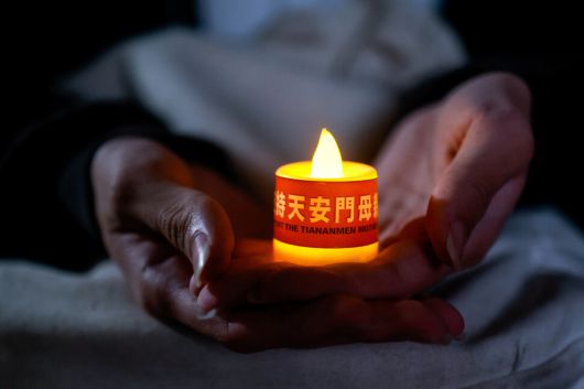 2025년 6월4일 대만 타이베이 민주광장에서 열린 천안문 사태 36주기 촛불 추모식에서 한 시민이 엘이디(LED) 촛불을 들고 있다. REUTERS