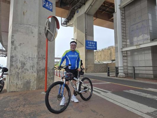 자전거 타고 출근하는 모습을 공개한 우원식 의장. 우원식 의장 페이스북 갈무리