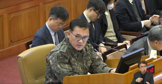 전 국군방첩사령관 여인형이 2025년 2월4일 서울 종로구 헌법재판소에서 열린 ‘윤석열 탄핵사건’ 변론에 증인으로 출석해 윤석열 쪽 대리인 질문에 답하고 있다. 헌법재판소 변론 영상 갈무리