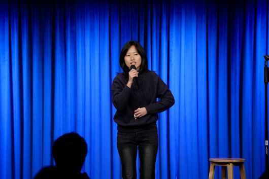서울 용산구 소극장 ‘판타스틱씨어터’에서 매주 열리는 스탠드업 코미디 ‘코미디 삼각지대 오픈마이크’ 무대에 선 원소윤. 사진 문승호