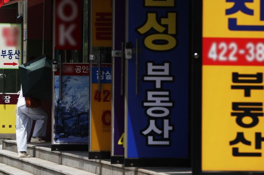 2025년 6월30일 한 시민이 서울의 한 부동산중개업소에 들어서고 있다. 연합뉴스