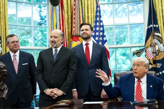 도널드 트럼프 미국 대통령이 2025년 5월8일 백악관에서 영국과의 관세 협상 합의 내용을 발표하고 있다. 연합뉴스