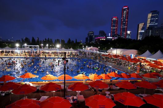 7월5일 야간 개장한 서울 영등포구 한강공원 여의도 수영장에서 많은 시민이 물놀이하며 더위를 식히고 있다. 기상청 날씨누리로 확인한 이날 저녁 7시20분 수영장 일대의 기온은 29.9도(체감30.9도)를 보였다.