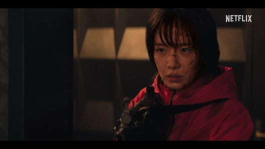 진행요원 강노을(사진·박규영 분)은 박경석(이진욱 분)의 딸을 지키기 위해 탈락자인 경석을 탈출시킨다. 넷플릭스 제공