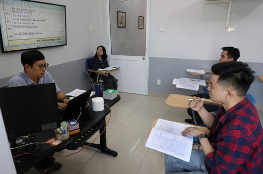 최원준 원장(맨 왼쪽)이 4월29일 다낭 시내 학원에서 통(24·붉은 옷)과 녓(26·오른쪽 위)에게 한국어를 가르치고 있다. 통은 한국에 취업할 준비를 하고 있고, 녓은 그랩(차량공유 플랫폼) 기사로 한국 손님을 맞고 있다.