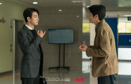 청각장애가 있는 이호수는 그 정체성을 살려 변호사로서 일한다. tvN 제공