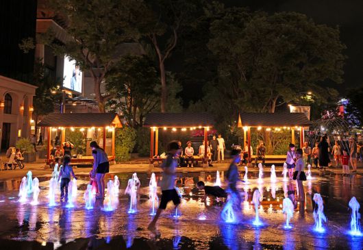 7월4일 저녁 기온이 27.4도(체감온도 29.3도) 보인 가운데 서울 종로구 세종로 광화문광장에 ‘광화문광장 여름 상상놀이터’가 문을 열어 아이들이 즐겁게 분수 주위를 뛰어 다니고 있다.