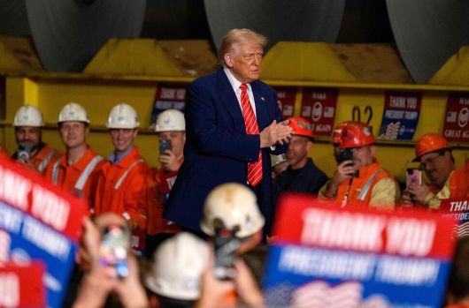 도널드 트럼프 미국 대통령이 2025년 5월30일 러스트벨트 지역인 펜실베니아주를 방문해 지지자들에게 미국 철강회사와 일본 도쿄에 본사를 둔 닛폰스틸 간의 합병안을 승인한 뒤 기념 연설을 하고 있다. 트럼프와 마가(MAGA·‘미국을 다시 위대하게’) 진영의 주요 관세 논리 중 하나는 중서부 펜실베이니아 같은 러스트벨트 지역의 표심을 단단히 잡는 것이다. 이 지역 사람들에게 관세는 과거 제조업 전성기의 향수를 불러일으키는 정치적 상징이라 볼 수 있다. AFP연합뉴스