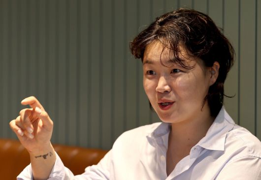 김성희 이결스포츠에이전시 대표가 2025년 7월24일 인천국제공항 출국장에서 한겨레21 기자와 만나 이야기하고 있다. 영종도=이종근 선임기자 root2@hani.co.kr