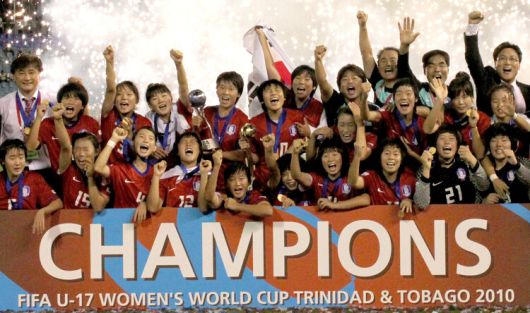 2010년 9월26일 국제축구연맹(FIFA) U17 여자월드컵에서 우승을 차지한 한국대표팀이 기념촬영을 하며 환호하고 있다. 연합뉴스