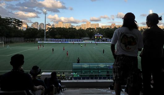 2025년 7월21일 저녁 서울 마포구 상암동 서울월드컵경기장 보조경기장에서 WK리그 서울시청(검은색 유니폼)과 인천 현대제철의 경기가 열리고 있다. 이종근 선임기자 root2@hani.co.kr